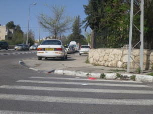 הנמכת מדרכה אבא חלקיה שאינה מול מעבר החציה