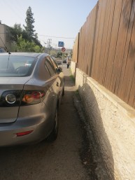 מכונית חוסמת את בן גמלא